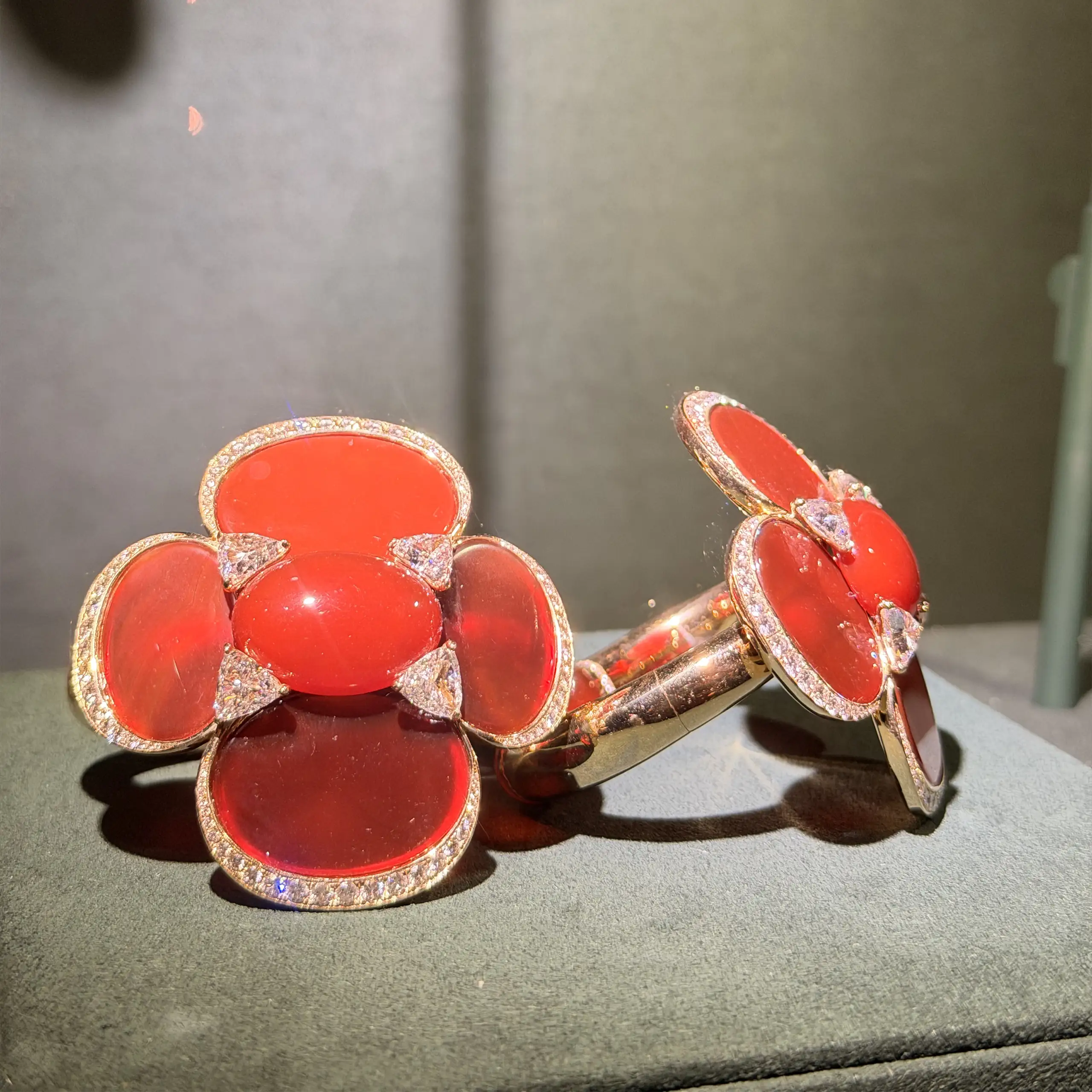 Glenn Spiro has unveiled a carnelian, red agate and diamond suite at PAD London