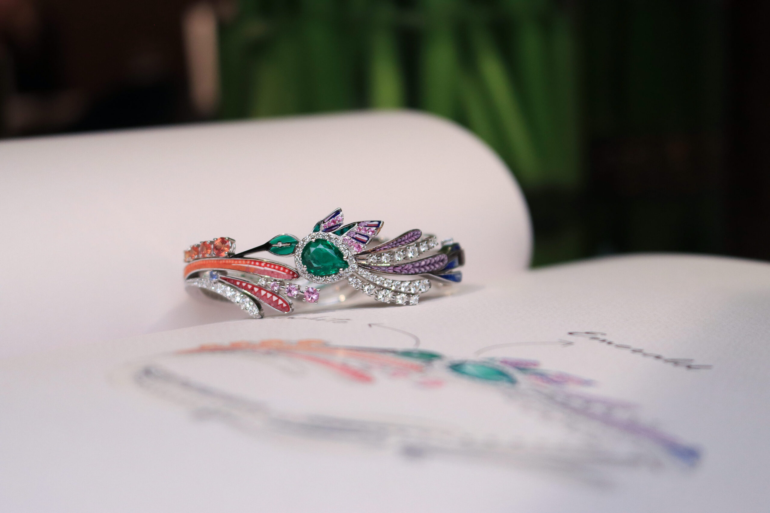 SICIS Colibrì bracelet with pear-shaped emeralds, malachite inlay, multi-coloured sapphires, diamonds and colourful micromosaics inspired by the plumage of tropical hummingbirds 